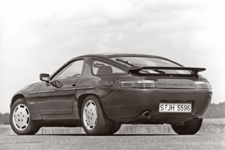 La silhouette fluide et équilibrée de la 928 étonne par ses rondeurs et sa sobriété. © IXO Collections SAS - Tous droits réservés. Crédits photo © Porsche