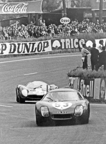 La voiture de André Guilhaudin et Alain Bertaut abandonnera aux 24 Heures du Mans de 1967. © IXO Collections SAS - Tous droits réservés. Crédits photo © Archives et Collections.