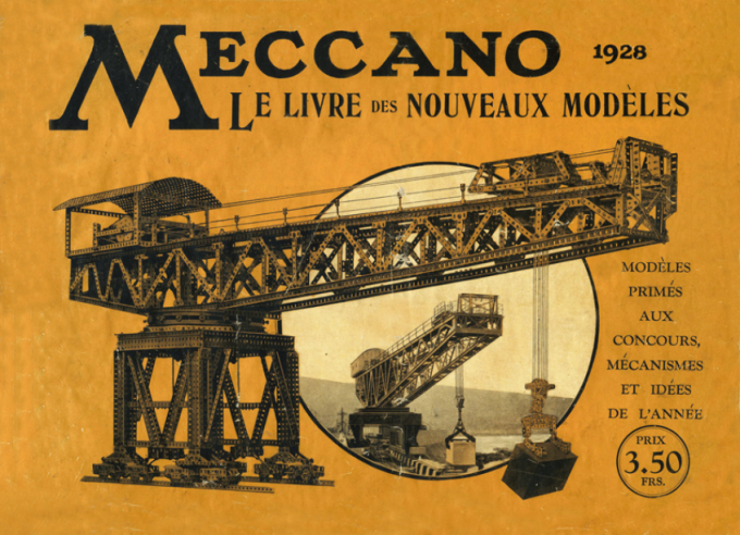 Première apparition de la grue Meccano® que nous vous proposons de construire en première page de couverture du Livre des Nouveaux Modèles publié en 1928. © IXO Collections SAS - Tous droits réservés. 