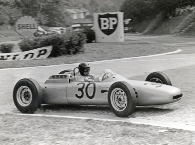 Le 8 juillet 1962, l’Américain Dan Gurney remporte le Grand Prix de l’ACF à Rouen-Les-Essarts au volant de sa Porsche 804-01.  © IXO Collections SAS - Tous droits réservés. Crédits photo © Porsche