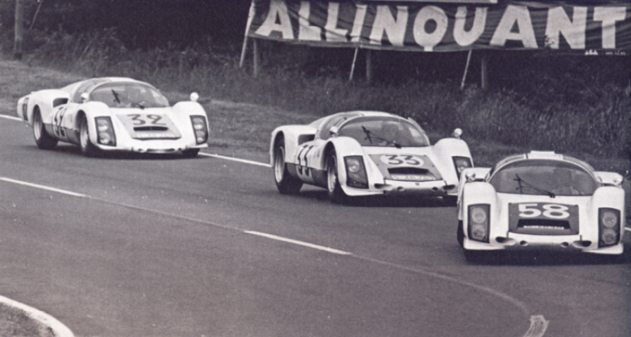 Tre delle sei Porsche 906 iscritte alla 24 Ore di Le Mans del 1966, con la n. 32 in fondo che è una versione a coda lunga. © IXO Collections SAS - Tous droits réservés. Crédits photo ©  Droits réservés 