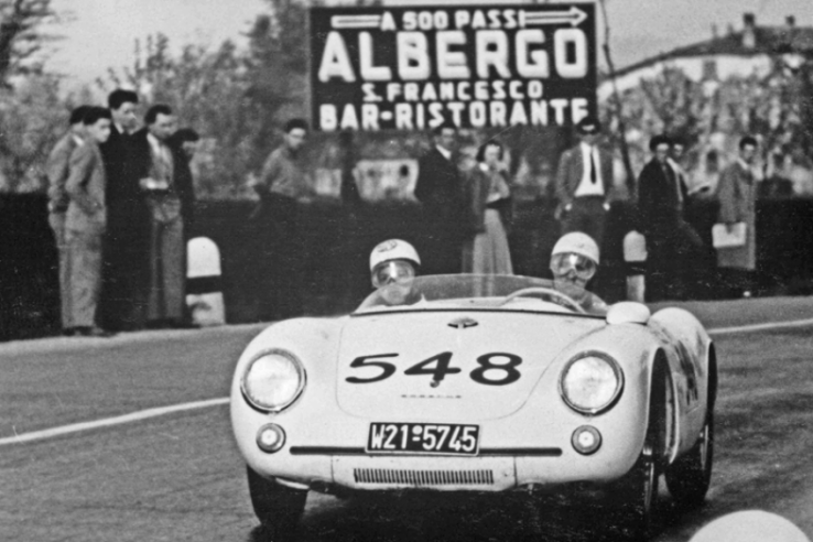 Der Porsche 550 Spyder nahm an den meisten wichtigen Rennen seiner Zeit teil, wie hier bei der Mille Miglia 1955, wo das Team Ernst Lautenschlager-Rudi Scholl den 23. Platz belegte. © IXO Collections SAS - Tous droits réservés. Crédits photo © Porsche