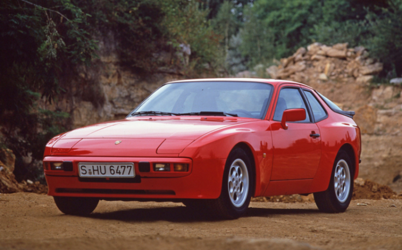 La carrosserie du premier millésime de la Porsche 944 est très proche de la version Carrera GT de la précédente 924. © IXO Collections SAS - Tous droits réservés. Crédits photo ©  Porsche