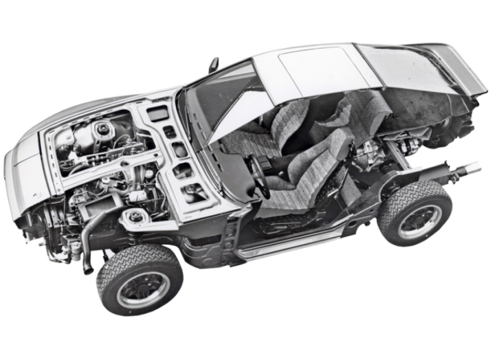 Cette vue en éclaté montre l’architecture à propulsion  arrière de la 944 ainsi que le fameux système de transmission Transaxle. © IXO Collections SAS - Tous droits réservés. Crédits photo ©  Porsche