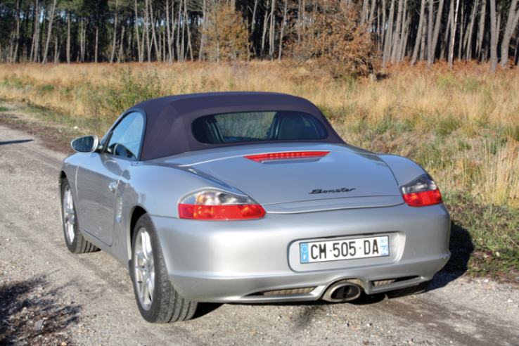 The soft top, housed under the bonnet behind the two seats, unfolds electrically in 12 seconds with the car at a standstill. © IXO Collections SAS - Tous droits réservés. Crédits photo ©  Porsche