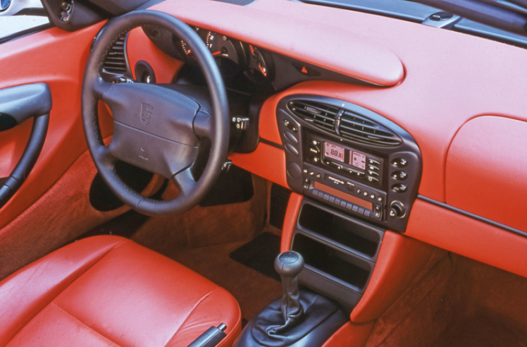 The dashboard is remarkably ergonomic, with the large rev counter still directly in front of the driver's view. © IXO Collections SAS - Tous droits réservés.  Crédits photo ©  Porsche