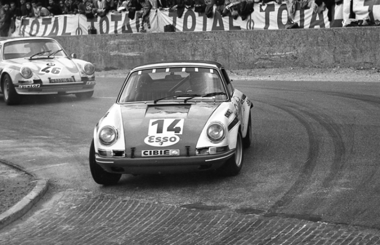 The 911S was a strong competitor on the race tracks, as was the case during the 1971 Coupe du Salon at Montlhéry, where Sylvain Garant (no. 46) won the Group 4. © IXO Collections SAS - Tous droits réservés. Crédits photo ©  Archives & Collections