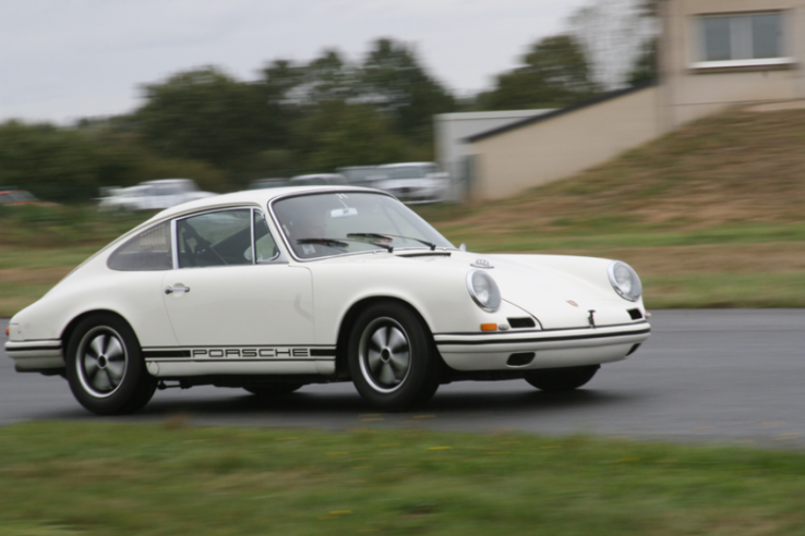 La Porsche 911 S est une voiture performante et fiable dotée d’un moteur de 2 Litres dont l’architecture d’origine permettra un accroissement de la cylindrée au fil des ans. © IXO Collections SAS - Tous droits réservés.  Crédits photo ©  Porsche