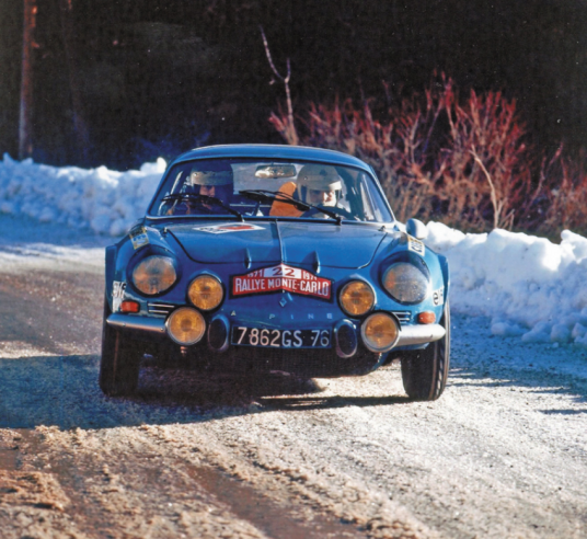 A Alpine A 110 1600S N° 22 de Jean-Claude Andruet e Michel Vial terminaram a 3ª geral. © IXO Collections SAS - Tous droits réservés. Crédits photo © Renault D.R. / Archives et Collections