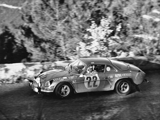 Ein seltenes Ereignis im Rallyesport: Die Alpine von Jean-Claude Andruet und der Porsche von Björn Waldegaard wurden in 6:32:45 Stunden gemeinsam Dritte.  © IXO Collections SAS - Tous droits réservés. Crédits photo ©  Renault D.R. / Archives et Collections