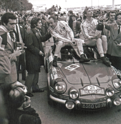 David Stone (à gauche) et Ove Andersson savourent leur victoire. © IXO Collections SAS - Tous droits réservés. Crédits photo ©  Renault D.R. / Archives et Collections