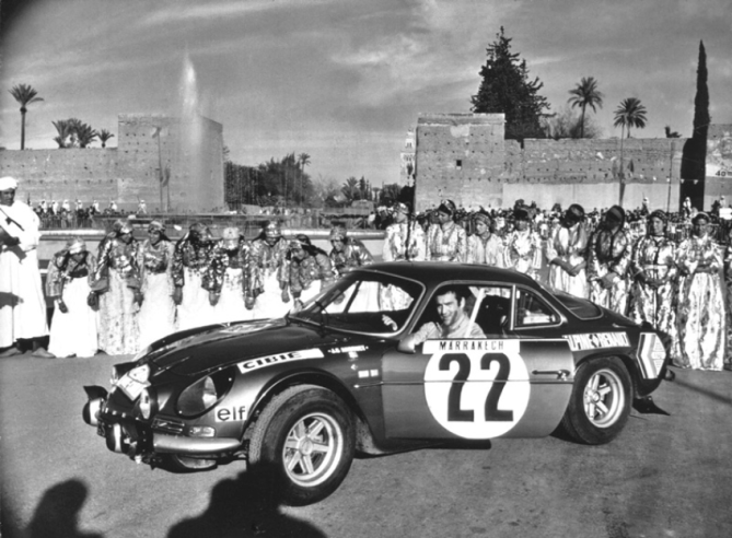 The factory Alpines ( with Jean-Claude Andruet here) choose Marrakech as starting point of the concentration run on 23 January at 0h00. © IXO Collections SAS - Tous droits réservés. Crédits photo © Renault D.R. / Archives et Collections