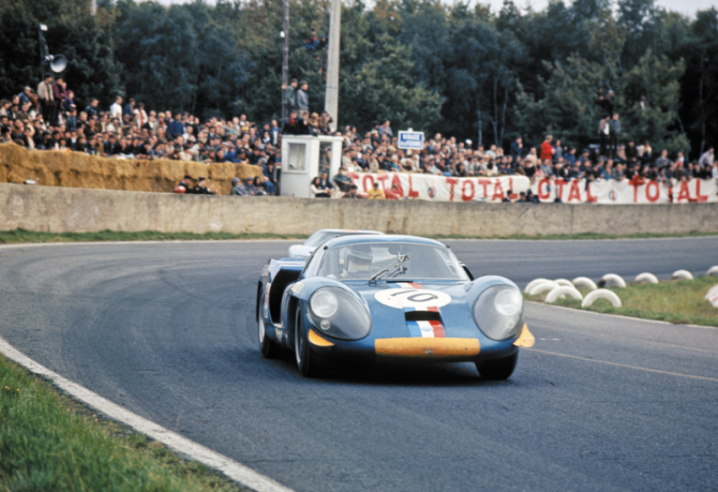 At the 1968 1000 Kilometers of Paris, the Alpine A 220 achieves one of its best results. This is the car of Patrick Depailler and Gérard Larrousse who finished in 6th place. © IXO Collections SAS - Tous droits réservés. Crédits photo © Renault D.R. / Archives et Collections