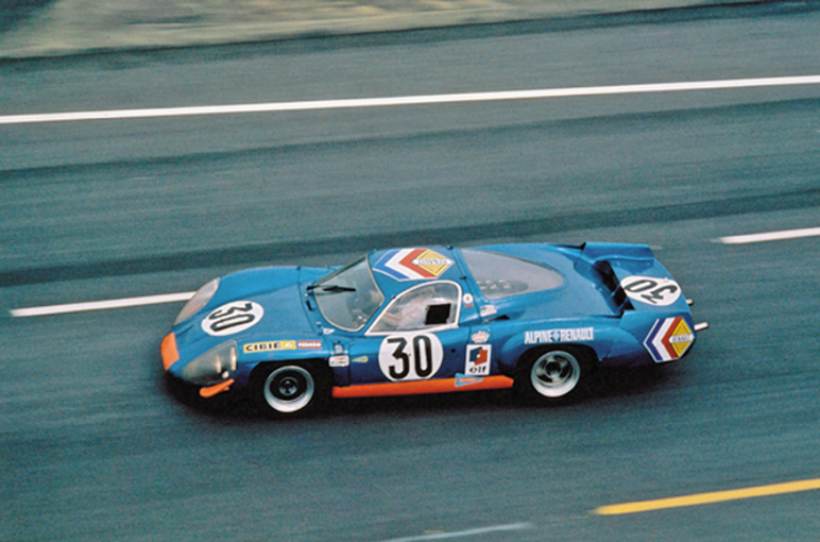 Durante la 24 Ore di Le Mans, le auto Alpine A220 si distinguevano per un colore specifico sul frontale e sulle fiancate, come il colore arancione utilizzato dal team Grandsire-Andruet nel 1969. © IXO Collections SAS - Tous droits réservés. Crédits photo ©  Renault D.R.