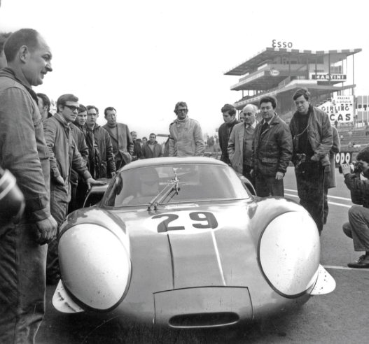 Les bulles de phares profilées de l'A220 (ici celle de Depailler et Jabouille au 24 H du Mans 1969) sont encadrées par des petits becquets latéraux offrant un meilleur appui à l'avant. © IXO Collections SAS - Tous droits réservés. Crédits photo ©  Renault D.R. / Archives et Collections