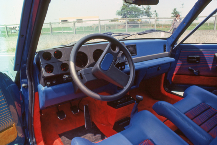 The Renault 5 Turbo's interior, designed by the Italian stylist Bertone, is particularly unique and modern for its time. © IXO Collections SAS - Tous droits réservés. Crédits photo © Renault D.R. / Archives et Collections