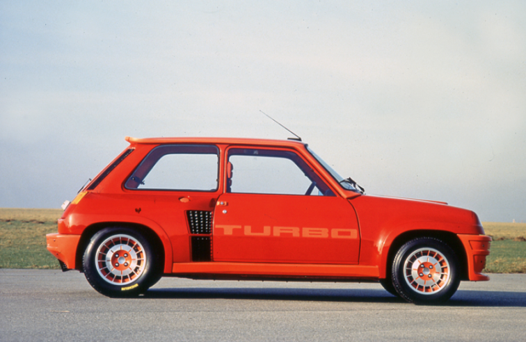 The first generation of the Renault 5 Turbo was only available in two body colours : Pomegranate Red or Olympus Blue. © IXO Collections SAS - Tous droits réservés. Crédits photo ©  Renault D.R. / Archives et Collections