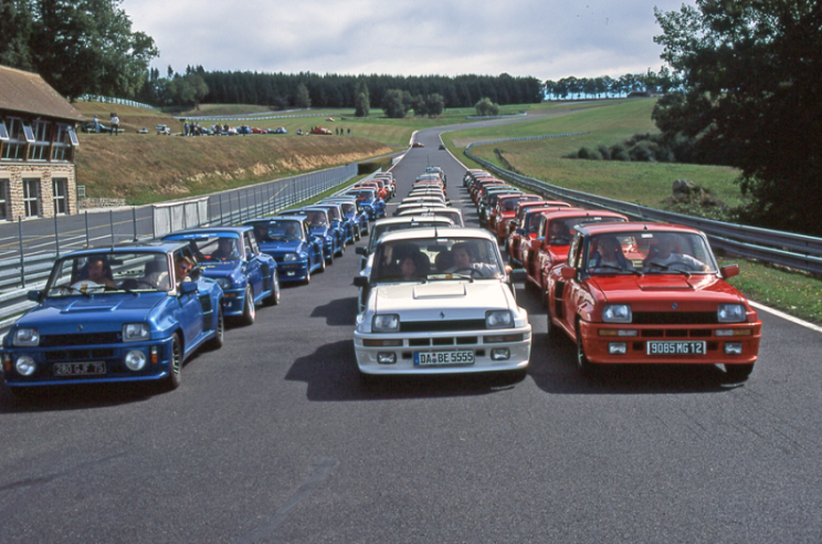 Sechs Jahre lang ergänzte der Renault 5 Turbo auf bemerkenswerte Weise die vielseitige Palette des 1972 eingeführten R5. © IXO Collections SAS - Tous droits réservés. Crédits photo ©  Renault D.R. / Archives et Collections