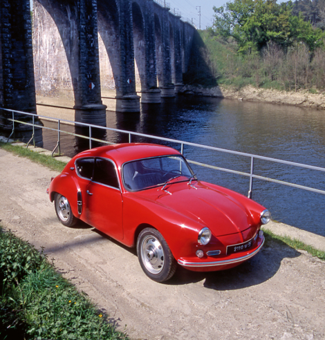 The Alpine A 106's shape is still far from that of the Berlinette, but they already share an agile and dynamic behaviour © IXO Collections SAS - Tous droits réservés. Crédits photo © Renault D.R. / Archives et Collections