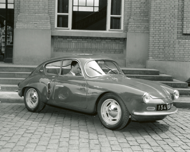 July 1955, Jean Rédélé (at the wheel) officially presents the first Alpine A 106 to Pierre Dreyfus, CEO of Renault, outside the Billancourt offices.  © IXO Collections SAS - Tous droits réservés. Crédits photo © Renault D.R. / Archives et Collections