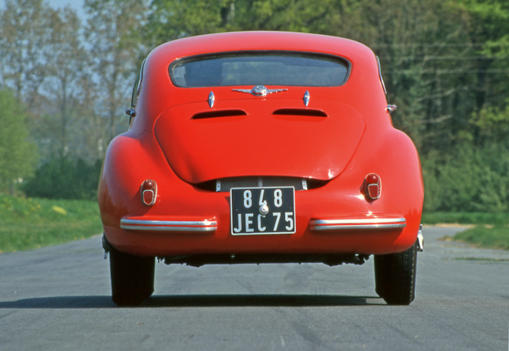 The rear of the A 106 reminds us of the Renault 4CV, from which it takes certain features such as the radiator cap, the bonnet hinges and the parking lights. © IXO Collections SAS - Tous droits réservés. Crédits photo ©  Renault D.R. / Archives et Collections