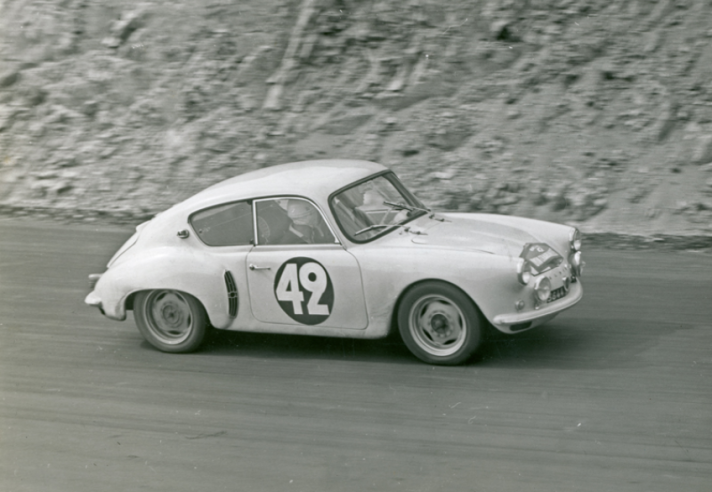 L'A106 ha permesso di competere con una vera auto da corsa a un costo molto basso. Nella foto, Féret e Malraux al Rally di Lione Charbonnières del 1959 (1° nella categoria sotto i 1.000 cm3).© IXO Collections SAS - Tous droits réservés. Crédits photo ©  Renault D.R.