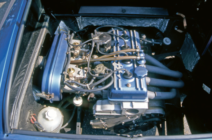 Mit der Einführung des V6-Motors im Jahr 1976, wie hier abgebildet, wurde das Design des A310 mit neuen Leichtmetallrädern und einem kleinen Spoiler am unteren Rand der Heckscheibe weiterentwickelt. © IXO Collections SAS - Tous droits réservés. Crédits photo ©  Renault D.R.