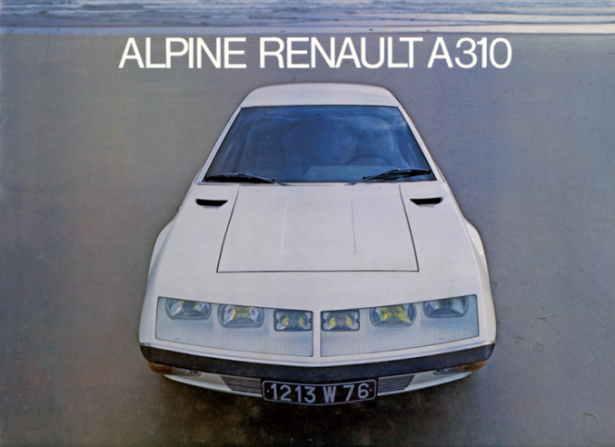 Le premier catalogue de 4 pages en noir et blanc de la nouvelle Alpine est illustré par des photos du prototype initial doté de sa lunette arrière à persiennes. © IXO Collections SAS - Tous droits réservés. Crédits photo ©  Renault D.R. / Archives et Collections