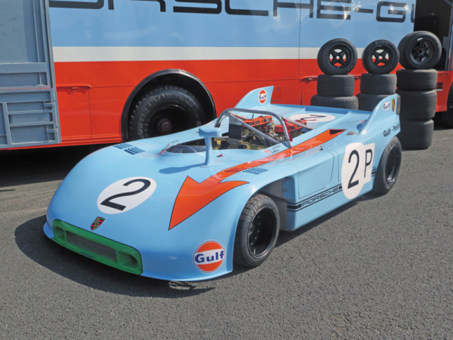 The 908 Spyders were developed almost exclusively for competing in the Targa Florio and had this special blue livery with the orange arrow. © IXO Collections SAS - Tous droits réservés. Crédits photo © Archives & Collections Dominique Pascal