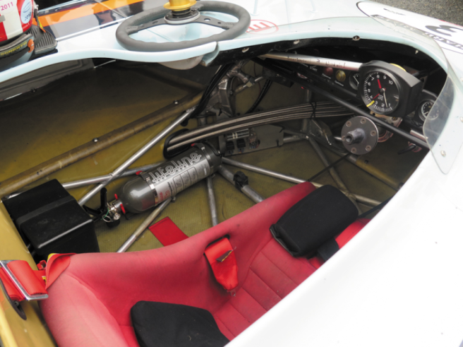 Through the opening in the cockpit, you can see the chassis structure, wrapped in a plastic bodywork. © IXO Collections SAS - Tous droits réservés.  Crédits photo ©  Archives & Collections Dominique Pascal