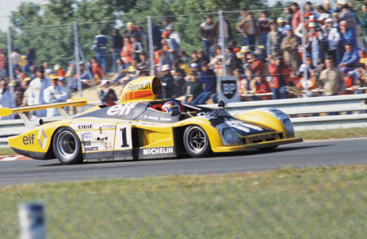 Aux 24 Heures du Mans de 1978, l’A 443 de Jean-Pierre Jabouille et Patrick Depailler (ici au volant) abandonne à la 20e heure, moteur cassé. © IXO Collections SAS - Tous droits réservés. Crédits photo © Renault D.R. / Archives et Collections