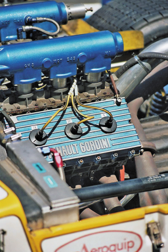 Las culatas del CHS Turbo V6 están estampadas con el logotipo de Gordini, socio histórico de Renault en las carreras. © IXO Collections SAS - Tous droits réservés. Crédits photo ©  Renault D.R. / Archives et Collections