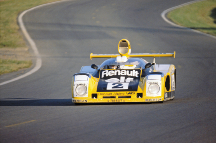 El Renault-Alpine A442B conducido por Didier Pironi y Jean-Pierre Jaussaud ganó las 24 Horas de Le Mans de 1978 a una velocidad media de 210,188 km/h. © IXO Collections SAS - Tous droits réservés. Crédits photo ©  Renault D.R. / Archives et Collections