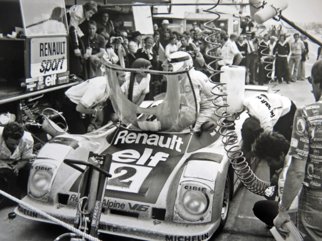 Jean-Pierre Jaussaud, durante la parada en boxes del equipo Renault-Alpine, está a punto de tomar la delantera en las 24 Horas de Le Mans de 1978. © IXO Collections SAS - Tous droits réservés. Crédits photo ©  Renault D.R. / Archives et Collections