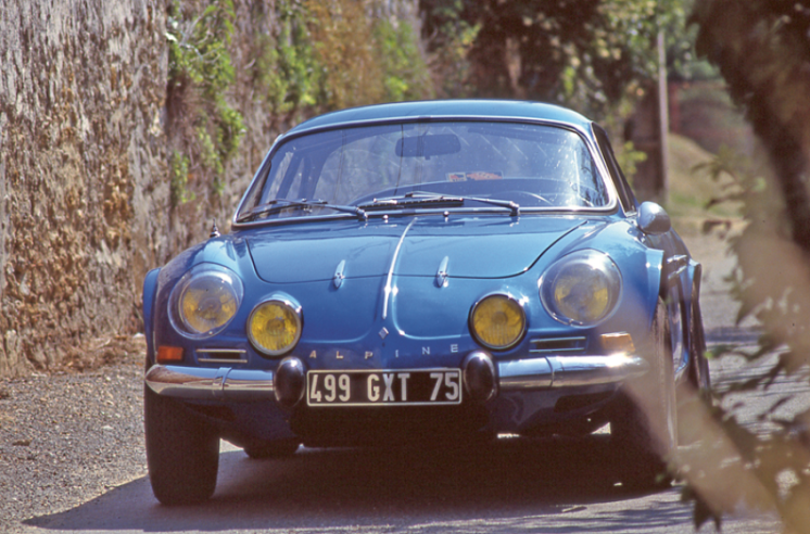 With the 1600 S version, the Alpine Berlinette is equipped with a high-performance engine that lives up to its reputation in terms of performance and driving ability. © IXO Collections SAS - Tous droits réservés. Crédits photo © Renault D.R. / Archives et Collections