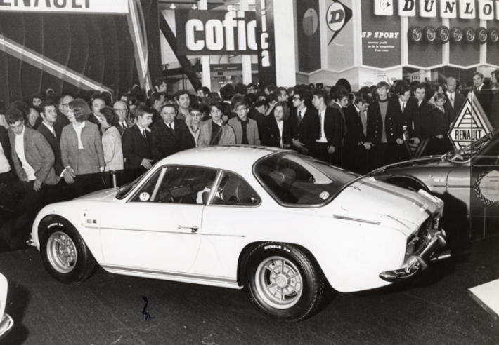 The Paris Motor Show is the ideal opportunity for Alpine's factory drivers to do in-depth articles for the trade press. © IXO Collections SAS - Tous droits réservés. Crédits photo ©  Renault D.R. / Archives et Collections