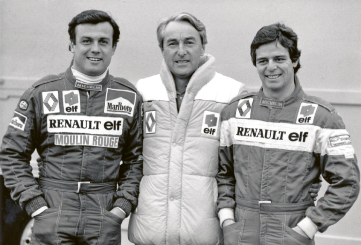 Gérard Larrousse avec Patrick Tambay (à gauche) et Derek Warwick, les deux pilotes de l’écurie Renault pour les saisons 1984 et 1985 du Championnat du Monde de Formule 1.  © IXO Collections SAS - Tous droits réservés. Crédits photo ©  Renault D.R. / Archives et Collections