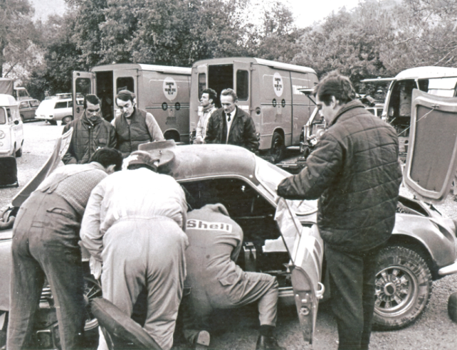 The mechanics of Alpine are busy with the A110 1300 Berlinette of Gérard Larrousse and Marcel Callevaert during the 1968 Monte Carlo Rally, where they finished 48th. © IXO Collections SAS - Tous droits réservés. Crédits photo ©  Renault D.R. / Archives et Collections