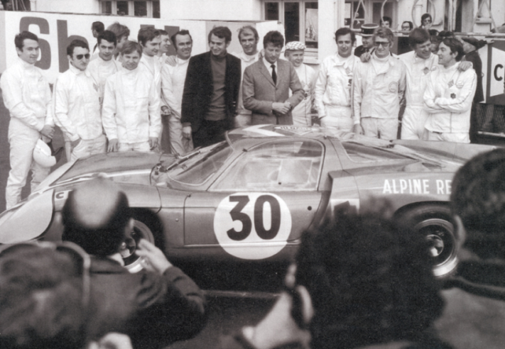 Aux 24 Heures du Mans de 1968, l'équipe d'usine Alpine aligne pas moins de sept voitures ! On reconnaît Gérard Larrousse à droite à côté de son équipier Grandsire, ainsi que le patron, Jean Rédélé, en costume gris. © IXO Collections SAS - Tous droits réservés. Crédits photo © Renault D.R. / Archives et Collections