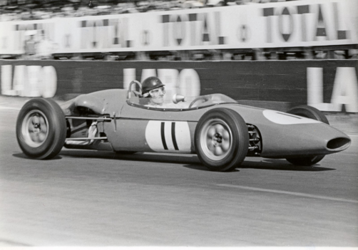 Lucien Bianchi num Alpine P64 na corrida de abertura de F3 do Grande Prémio de F1 de Reims 1964, onde terminou em segundo lugar. © IXO Collections SAS - Tous droits réservés. Crédits photo ©  Renault D.R. / Archives et Collections