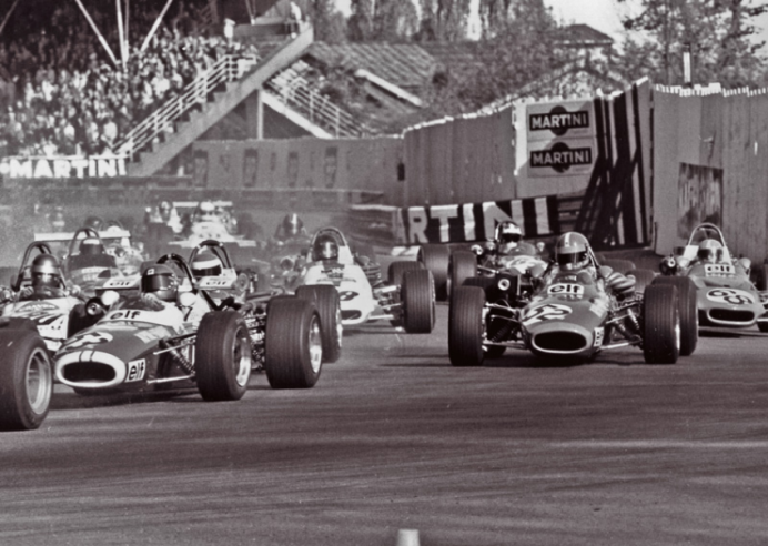 Alpine was a serious contender in the various categories in which it competed, such as here in Formula 3. On the right (N° 52) one recognises Jean-Pierre Jabouille in the A360 in 1971 © IXO Collections SAS - Tous droits réservés. Crédits photo ©  Renault D.R. / Archives et Collections