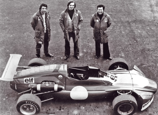 Da esquerda para a direita, Bernard Dudot, André de Cortanze e Marcel Hubert, os três engenheiros que desenvolveram o carro A364 de Fórmula 3, vencedor do campeonato de França de 1971 e 1972. © IXO Collections SAS - Tous droits réservés. Crédits photo ©   Renault D.R. / Archives et Collections