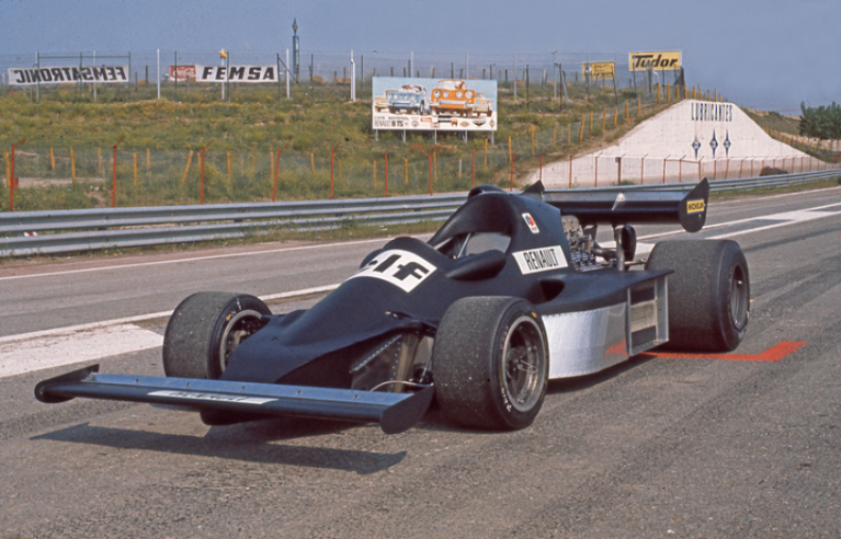 Lors des premiers essais de l'Alpine A 500 en mai 1976, Renault l'appelle encore évasivement "châssis destiné à recevoir un moteur V6"...   © IXO Collections SAS - Tous droits réservés. Crédits photo ©  Renault D.R. / Archives et Collections