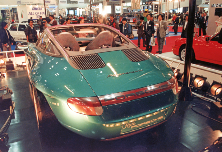 Após a sua inauguração nas exposições motorizadas de Frankfurt e Tóquio (foto) no final de 1989, a Panamericana foi exposta no Museu Porsche em Estugarda.  © IXO Collections SAS - Tous droits réservés.  Crédits photo ©  Porsche