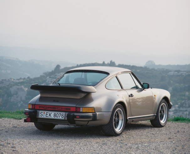 Avec la 911 Turbo, les dirigeants de Porsche ont voulu créer un modèle d’exception pouvant rivaliser avec les sportives italiennes. © IXO Collections SAS - Tous droits réservés. Crédits photo © Porsche / Archives et Collections.