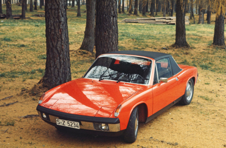 The 914 is a two-seater coupé with a self-supporting steel body and a removable roof made of fibreglass-reinforced plastic. © IXO Collections SAS - Tous droits réservés. Crédits photo © Porsche / Archives et Collections.