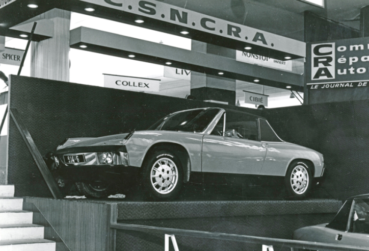 No Salão Automóvel de Paris de 1969, o novo Porsche 914 foi apresentado no stand da Sonauto, o importador exclusivo da marca em França desde 1951. © IXO Collections SAS - Tous droits réservés. Crédits photo © Porsche / Archives et Collections.