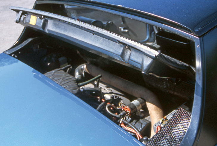 The four-cylinder engine located under the small bonnet at the rear of the 914 is particularly difficult to access. © IXO Collections SAS - Tous droits réservés.  Crédits photo © Porsche / Archives et Collections.