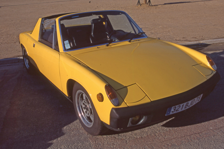 The 914's headlights are located at the front of the bonnet and are retractable, powered by electrical motors. © IXO Collections SAS - Tous droits réservés. Crédits photo © Porsche / Archives et Collections.