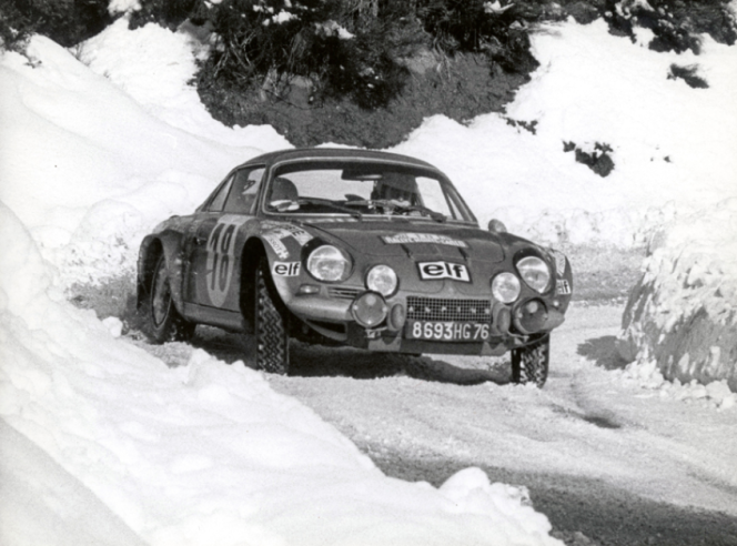 Al final de una carrera llena de giros y sorpresas, Jean Claude Andruet y su navegante "Biche" lograban una victoria inolvidable al volante de su Alpine A110 1800.© IXO Collections SAS - Tous droits réservés. Crédits photo © Renault D.R. / Archives et Collections